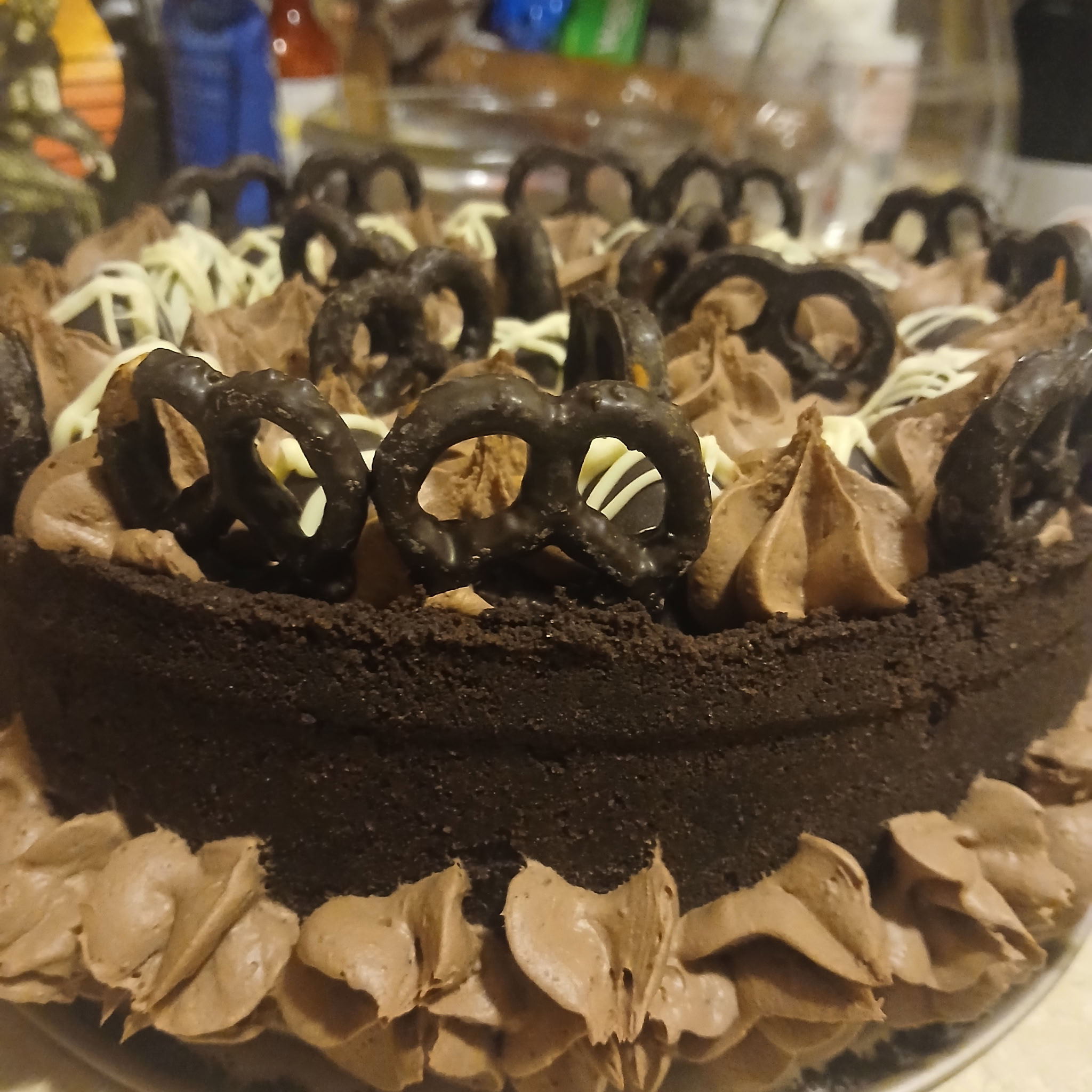 Chocolate Pretzel Cheesecake — Hawt Mess Express dessert